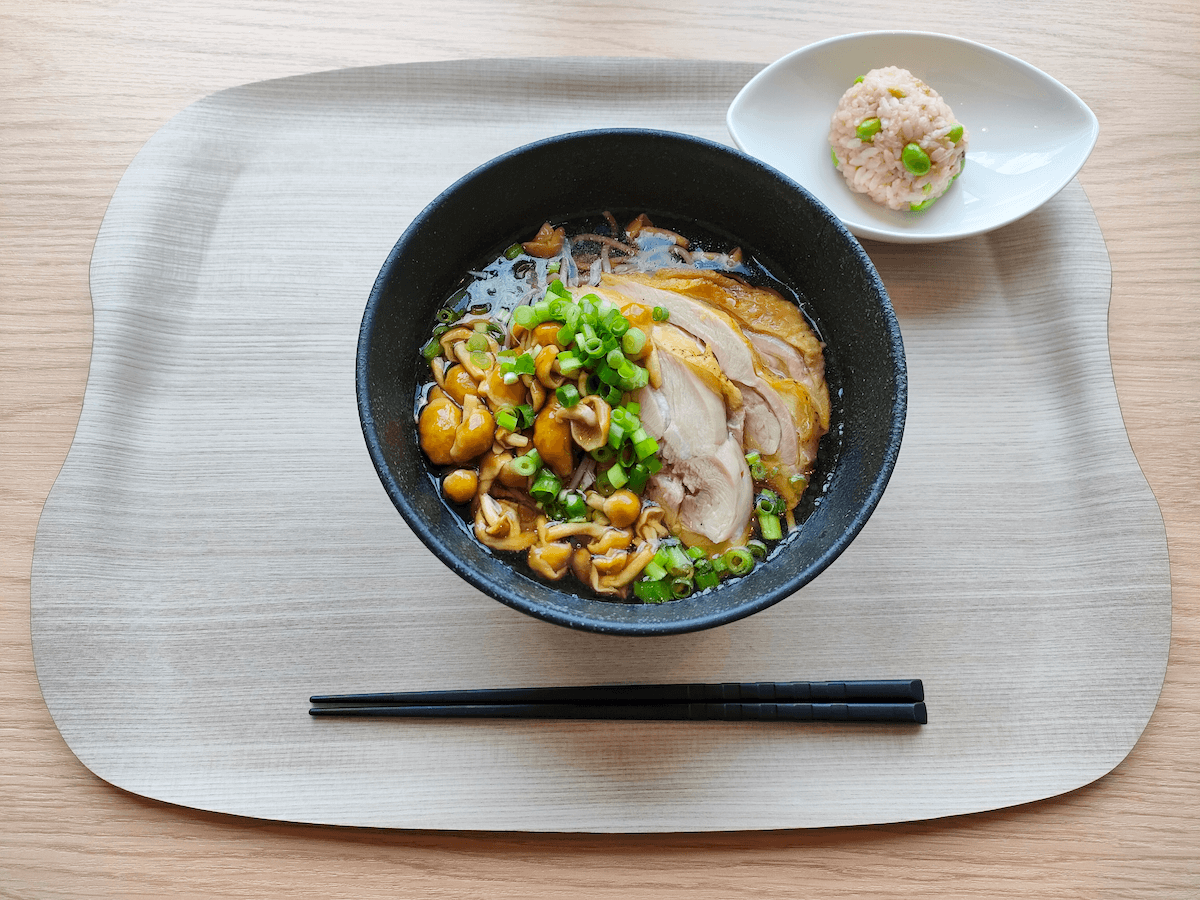 鶏肉となめこの冷やしそば、枝豆のおむすび